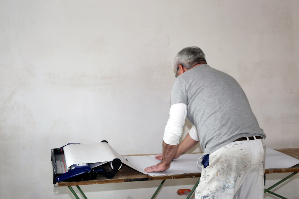 Renovlies aanbrengen in Hoofddorp. Ontdek de materialen en beste techniek om te behangen met renovlies behang.